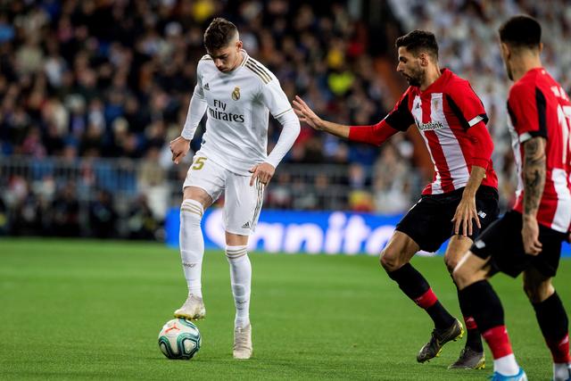 世界杯夺冠两周年，安东内拉晒梅西和金杯同框照