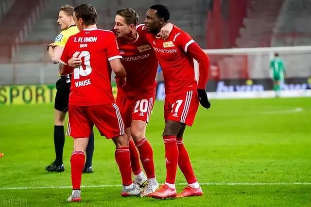 迪玛利亚社交媒体晒全家福 祝所有人2025新年快乐